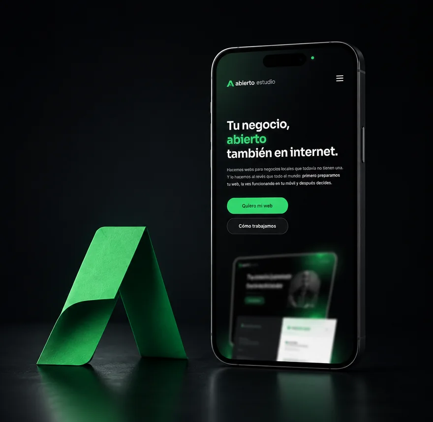 Una web de muestra abierta en un móvil, junto a la A de papel de Abierto Estudio